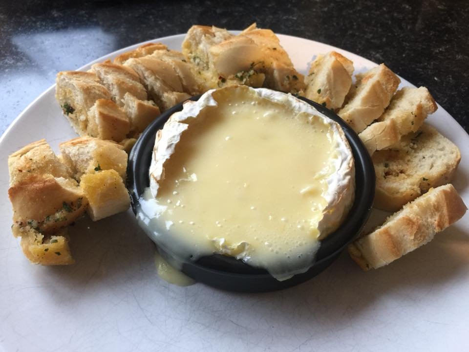 Печеный сыр. Запеченный сыр камамбер. Камамбер с багетом. Сыр камамбер с багетом. Запеченный сыр камамбер с багетом.