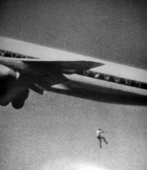 Bouteflikov's tweet photo. L'unique photo de l'accident de Keith Sapsford, un adolescent Australien de 14 ans qui est tombé d'un avion de ligne où il s'est caché (dans le train d'atterrissage) pour partir à Tokyo. Le cliché a été pris par un amateur qui capturait juste l'avion en photo à 60 mètres du sol. https://t.co/s7bbLtV9aq