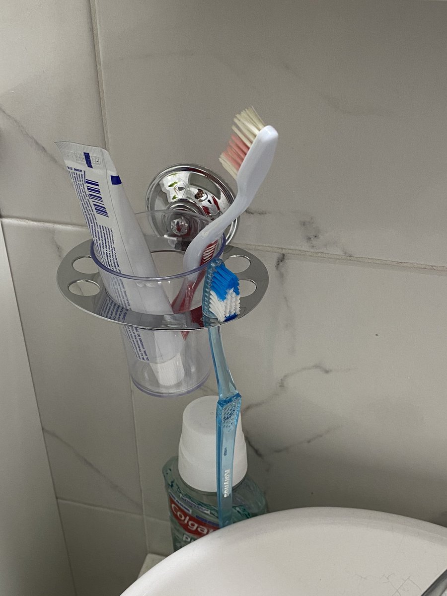 guidomart1n's tweet photo. Vine a lo de mi hermana (que vive sola) y vi que tiene DOS CEPILLOS DE DIENTES. Acaso se avecina NUEVO CUÑADO? https://t.co/K2bGVzlR77