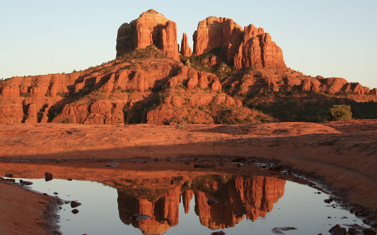 It’s #PlanForVacation Day, and we’re up for an epic hike among the beautiful red rock landscapes of #Sedona!  Pick your ideal trail here, with 360 views: sedona.triptuner.com/trailfinder/ via <a href="/SedonaAZ/">SedonaAZ</a>