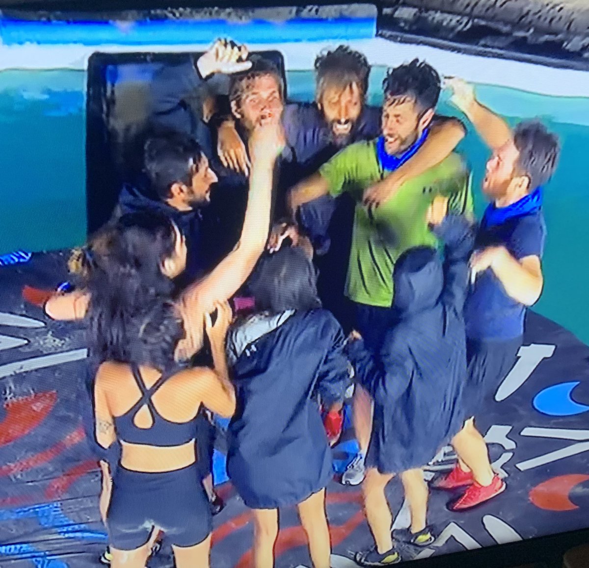 Secretargaryen's tweet image. Ένα μήνα τώρα είναι οι μπλε είναι οι χούλιγκαν των πάγκων. Τώρα θίχτηκαν. Τέτοιοι ΕΜΕΤΟΙ δεν έχουν ξαναπεράσει. ΝΤΡΟΠΗ   #survivorGR