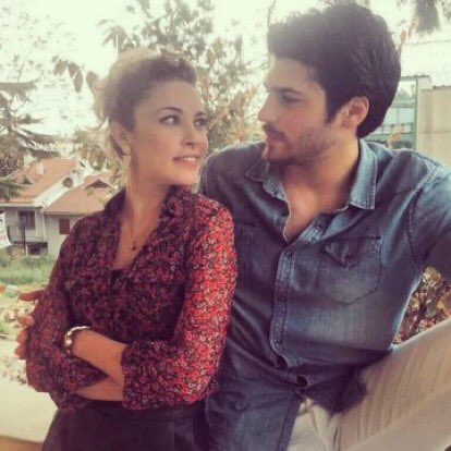 Muito pelo contrário ô desavisadaEle NUNCA escondeu seus relacionamentos desde que as parceiras não tivessem “problemas” em aparecer  #CanYaman