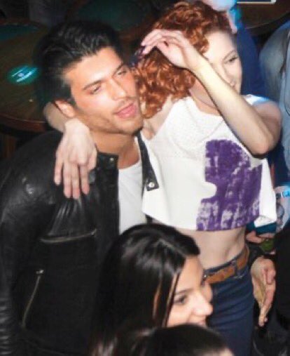 Muito pelo contrário ô desavisadaEle NUNCA escondeu seus relacionamentos desde que as parceiras não tivessem “problemas” em aparecer  #CanYaman