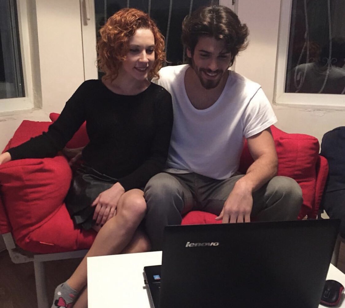 Muito pelo contrário ô desavisadaEle NUNCA escondeu seus relacionamentos desde que as parceiras não tivessem “problemas” em aparecer  #CanYaman