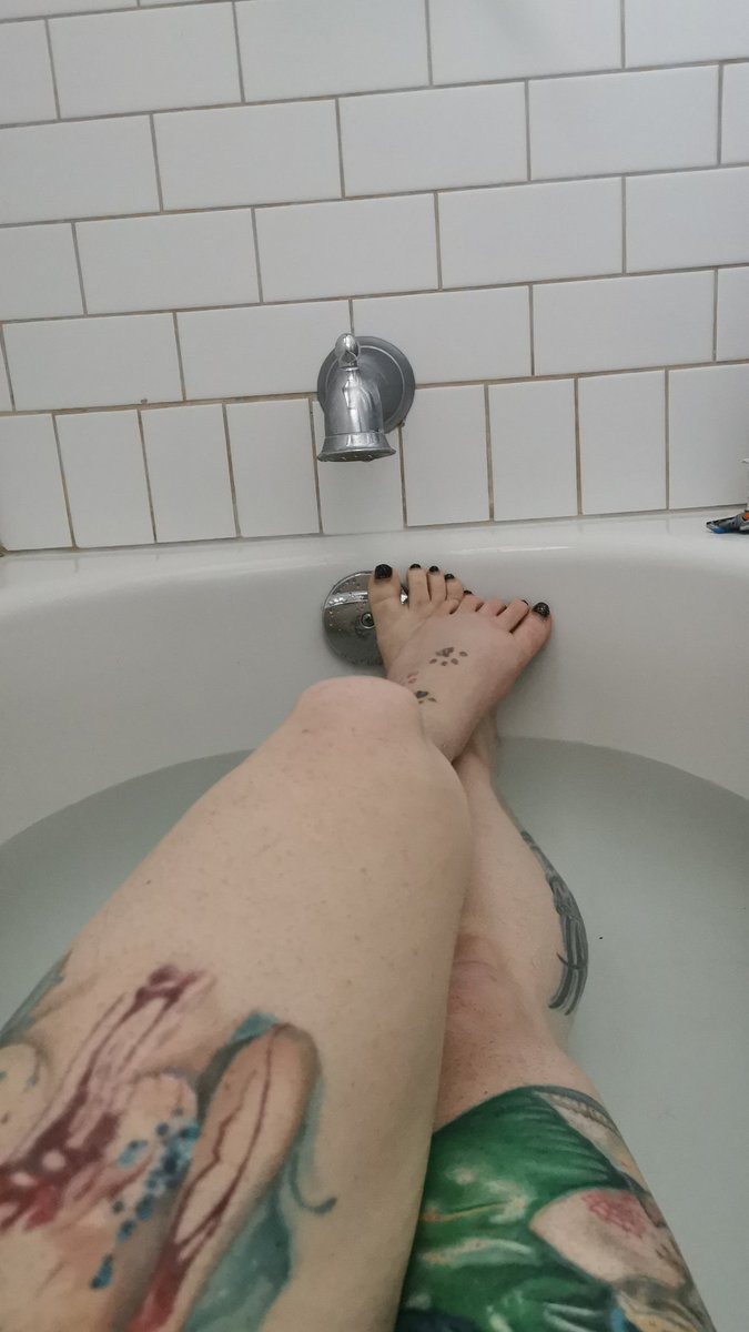 MistressTalon's tweet photo. Laying in the tub cuz I'm in pain. Send to make me forget about it.. 
Might have an edible later.. Lol

Yes this tub is a lot smaller than my usual one.

MissTalon1 is my CshAp. 

{FinDomme FemDomme paypig cashcow moneyslave footworship} https://t.co/hyNAiI9NYj