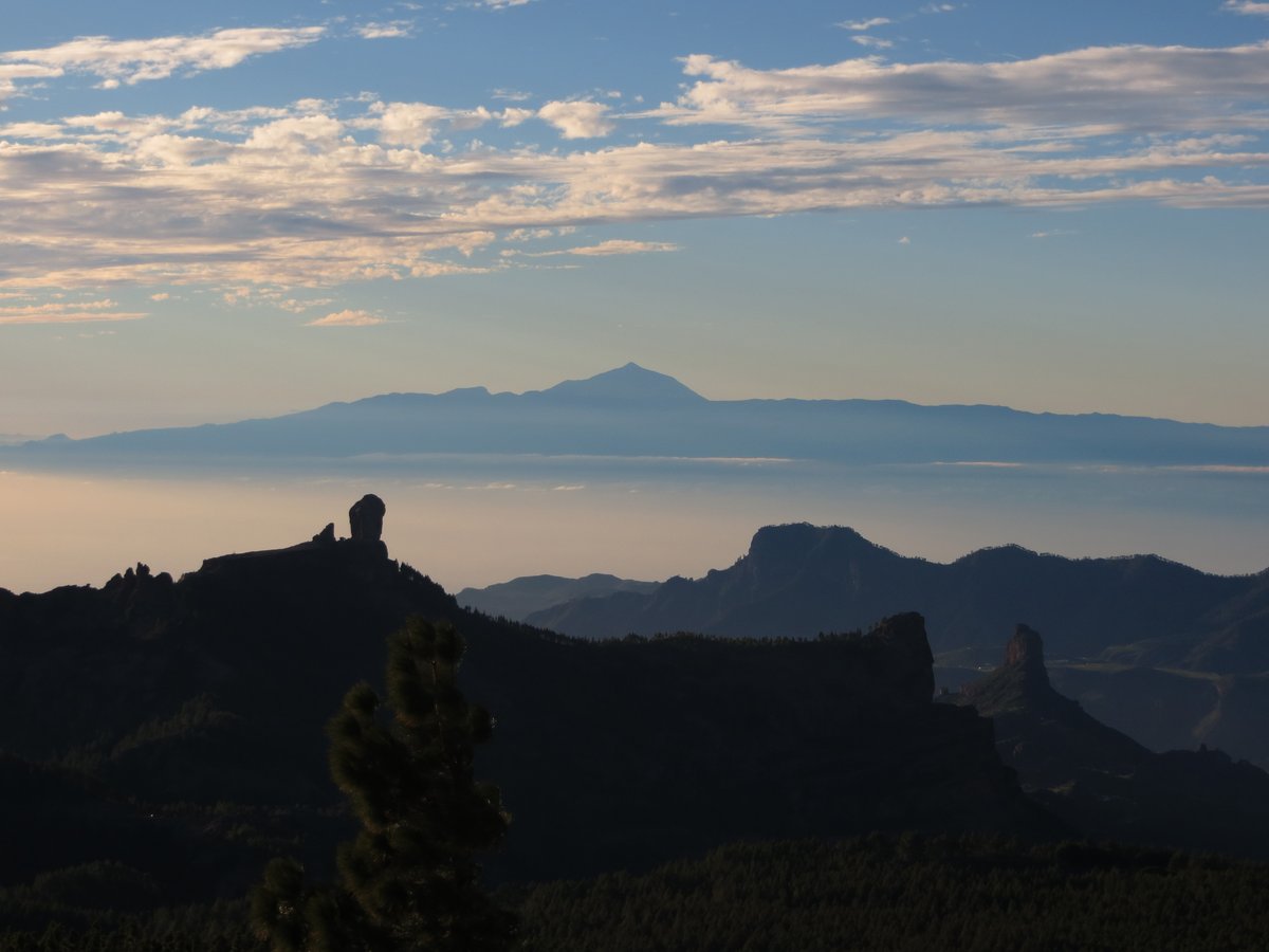 Que maravilla de vistas ofrece  #GranCanaria el #roquenublo precioso y el #Teide magestuoso al fondo. #quesuerteviviraqui 😊