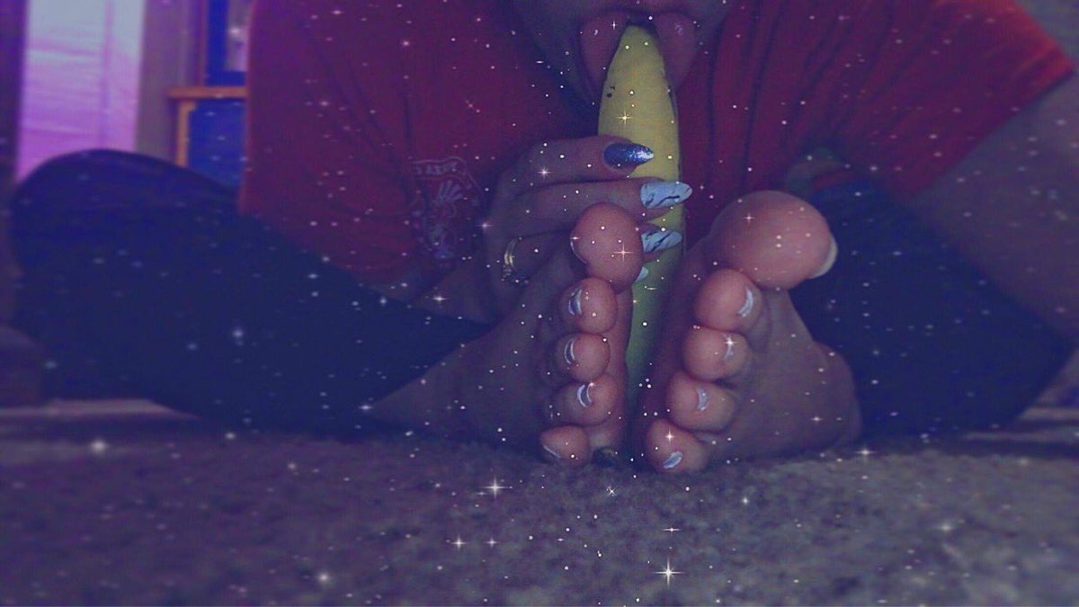 Mistress_Nic0le's tweet photo. If your a foot freak &amp;&amp; you haven’t worshiped these feet are you really a foot freak?🥵🤤👣 #sellingcontent #moneyslavesfr #moneyslaves #footgodess #footfetısh #FOOTFETİSH #feetsforsale #loserpaypig #cowcash #paypig #feetpictures #pay #obeyme #goddess #footfreak #smellmyfeet https://t.co/Ogb3PBAU8j