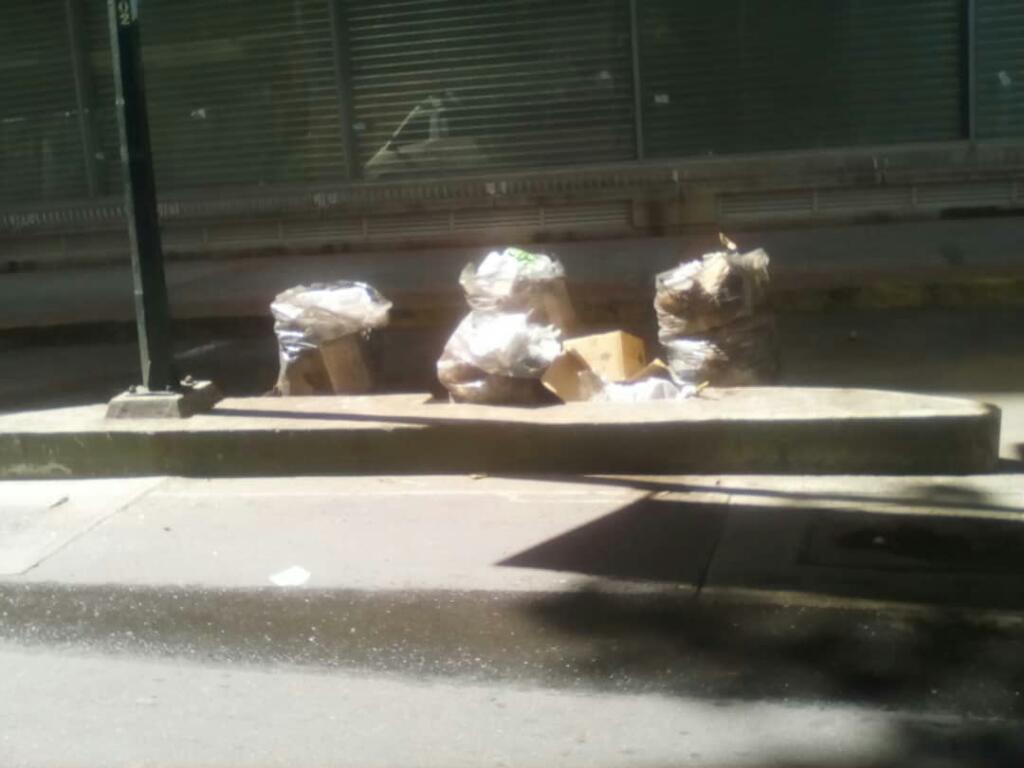 cderechociudad's tweet photo. #26ENE Inspección realizada por personal de @cderechociudad en calle California Edf Tolòn A se encontraron bolsas con desechos sólidos en espacios peatonales que no han sido removidos @WilliamsHV #JoseVargas @fospuca https://t.co/mGwHkey97K