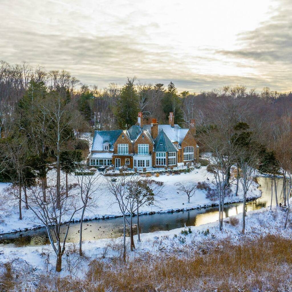 SmirosArchitect's tweet photo. Fresh snow in the golden hour ❄️ #smirosarchitects #lifestylecurators 
Photo by @vvuoto_bestaerialphotos https://t.co/iUfImZSpsa