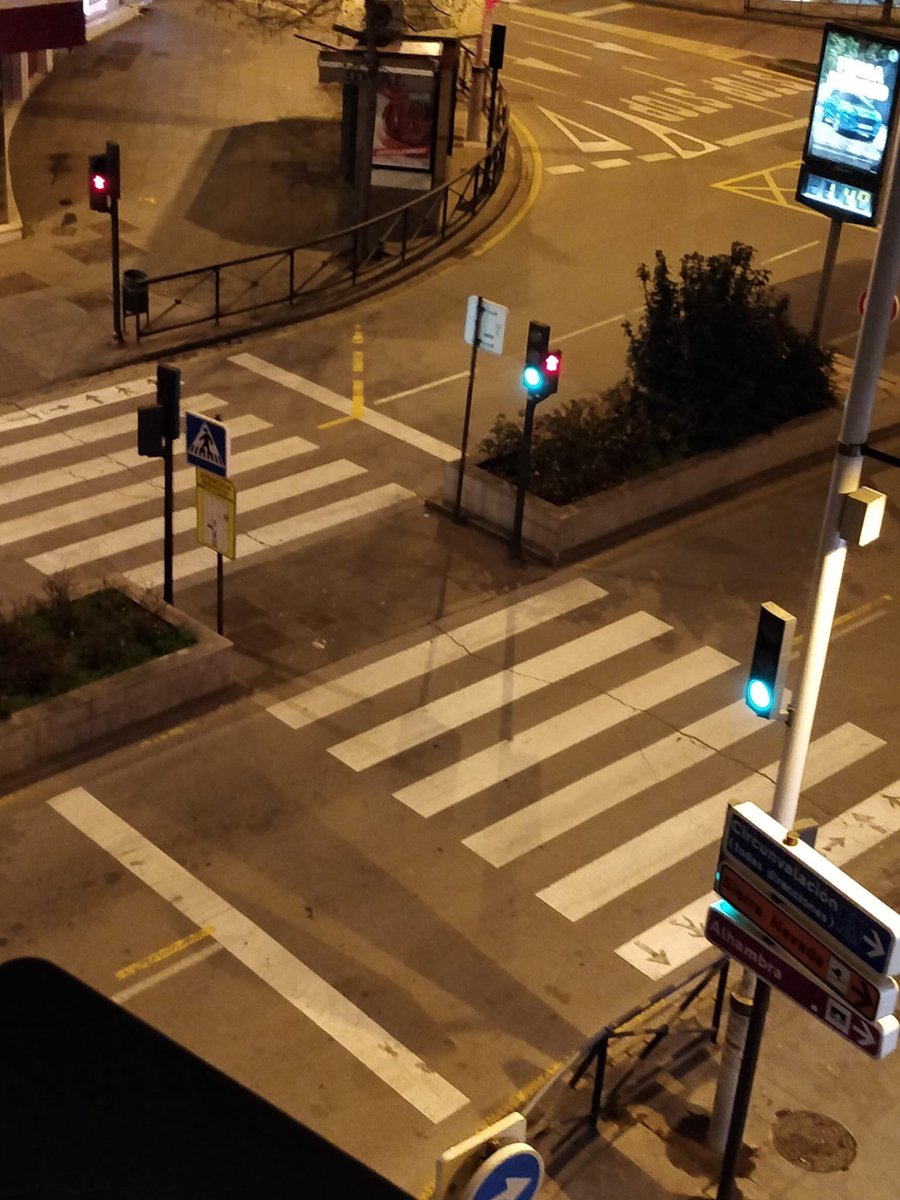 Policia_Granada's tweet photo. Se está difundiendo esta imagen de una grieta en camino de Ronda con Recogidas. 
Ahora comprobaré si veracidad. https://t.co/1BUG29Luu4