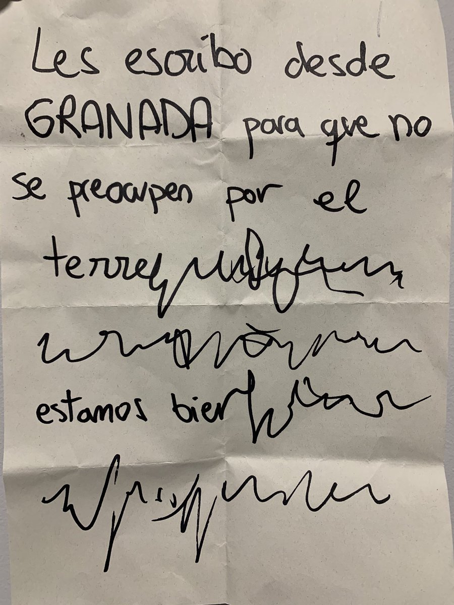 MustafaCaballa_'s tweet photo. Los granainos escribiendo una carta a su familiares para tranquilizarles

#TerremotoGranada https://t.co/QClBtRJXff