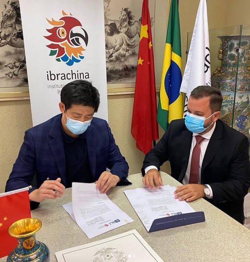 othomaslaw's tweet photo. Assinamos oficialmente o Protocolo de Intenções entre o Ibrachina e Governo de Mato Grosso. Na ocasião, recebi o título de cidadão mato-grossense concedido pela Deputada Janaína Riva. Obrigado a todos que participaram dessa missão! #Ibrachina #CNRBCOAB #OABMT #Cooperação https://t.co/ZnSBHcEYqr