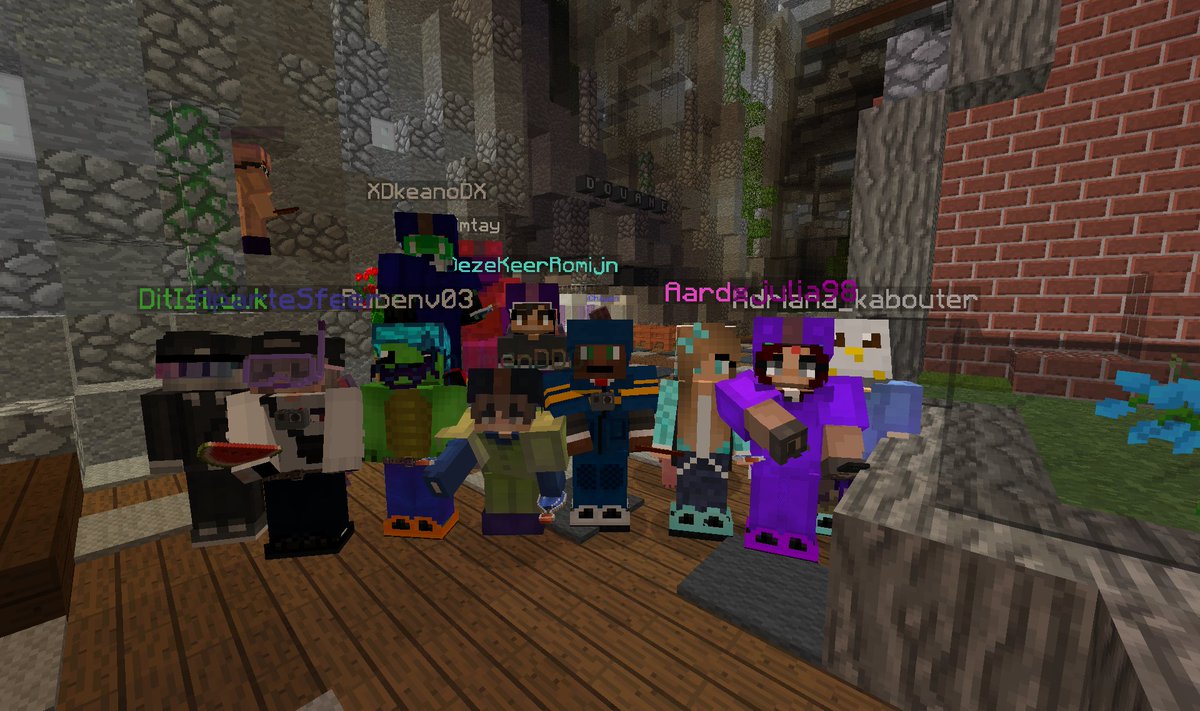 Just_Coconut's tweet photo. Met een groep @PublicMinetopia spelers 3.0 uitgezwaaid en 4.0 verwelkomt op het vliegveld van MT-Stad! (Dit was 23:28 dus net voor de lockdown). Een fijne versiewisseling toegewenst aan alle spelers😆en tot morgen! @DusDavid @Dannyb026 @BouwensWillem https://t.co/fL6zFvmdIm