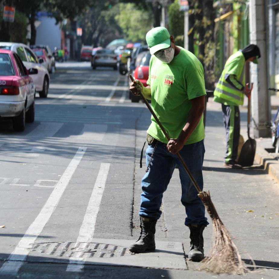 AlcaldiaMHmx's tweet photo. Hoy visitamos la #ModeloPensil con el #DiarioCONTIGO para llevar los servicios de la @AlcaldiaMHmx y darle mantenimiento a los espacios públicos. Además, entregamos el #KitDePrevenciónCovidMH a la población, con el objetivo de reducir los contagios

#MHelCorazónDeLaCapital https://t.co/hNqZ8nE0CK