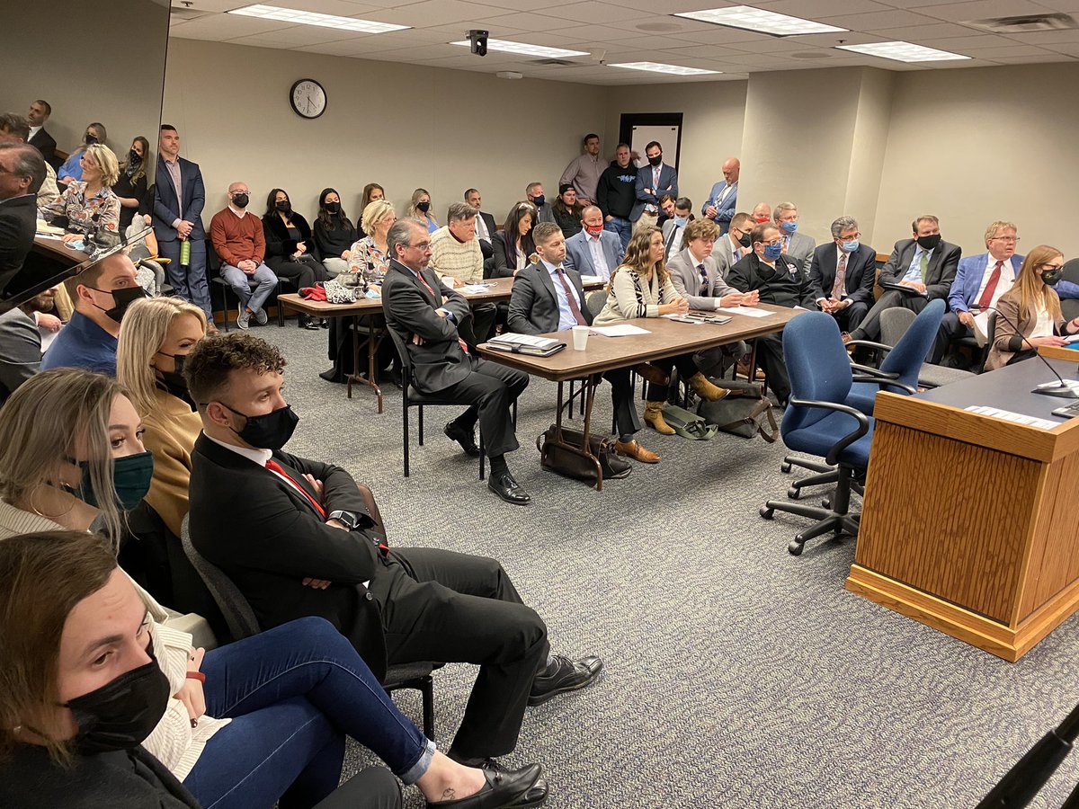It’s a full house at the House Special Committee on Small Business. Rep.  @NickBSchroer says they are working on an overflow room. This hearing is set to discuss a handful of bills regarding public health orders. I have been told restaurant owners are here to testify.  #moleg