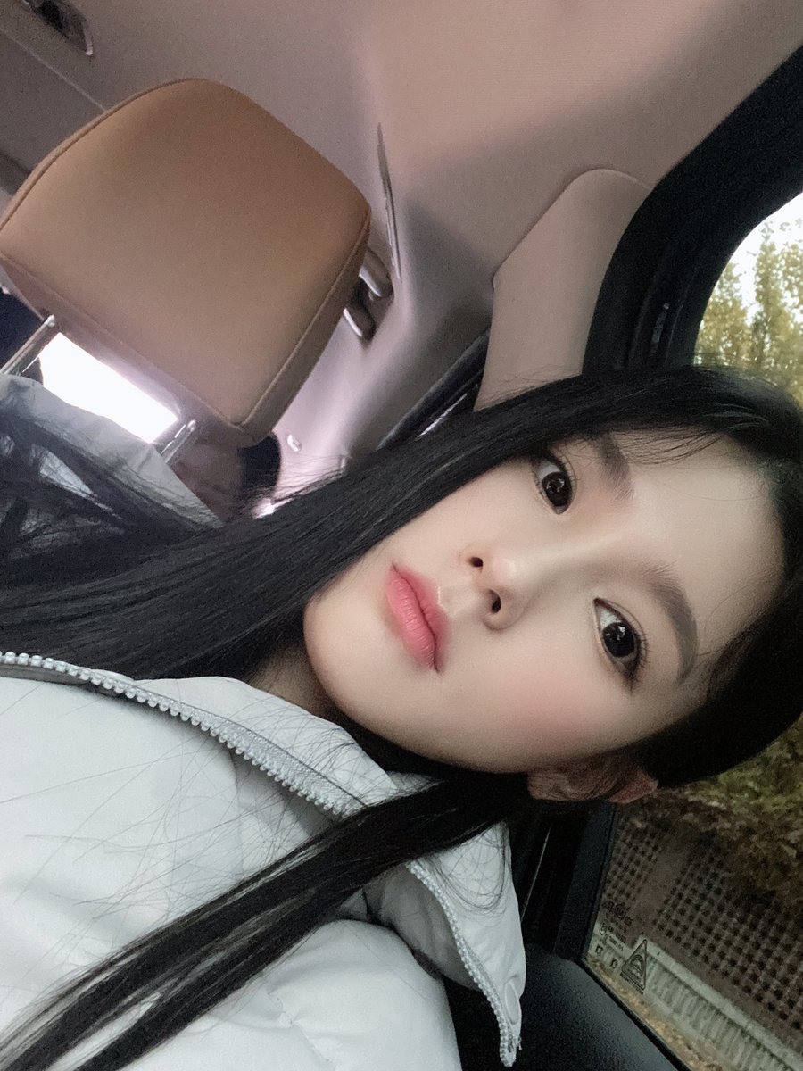 [#MIYEON🎸] Boa noite, Neverland's! Já estou com saudades de vocês. ): Espero que vocês estejam comendo certinho e se hidratando! Vejo vocês logo, logo! Amo vocês. ~~