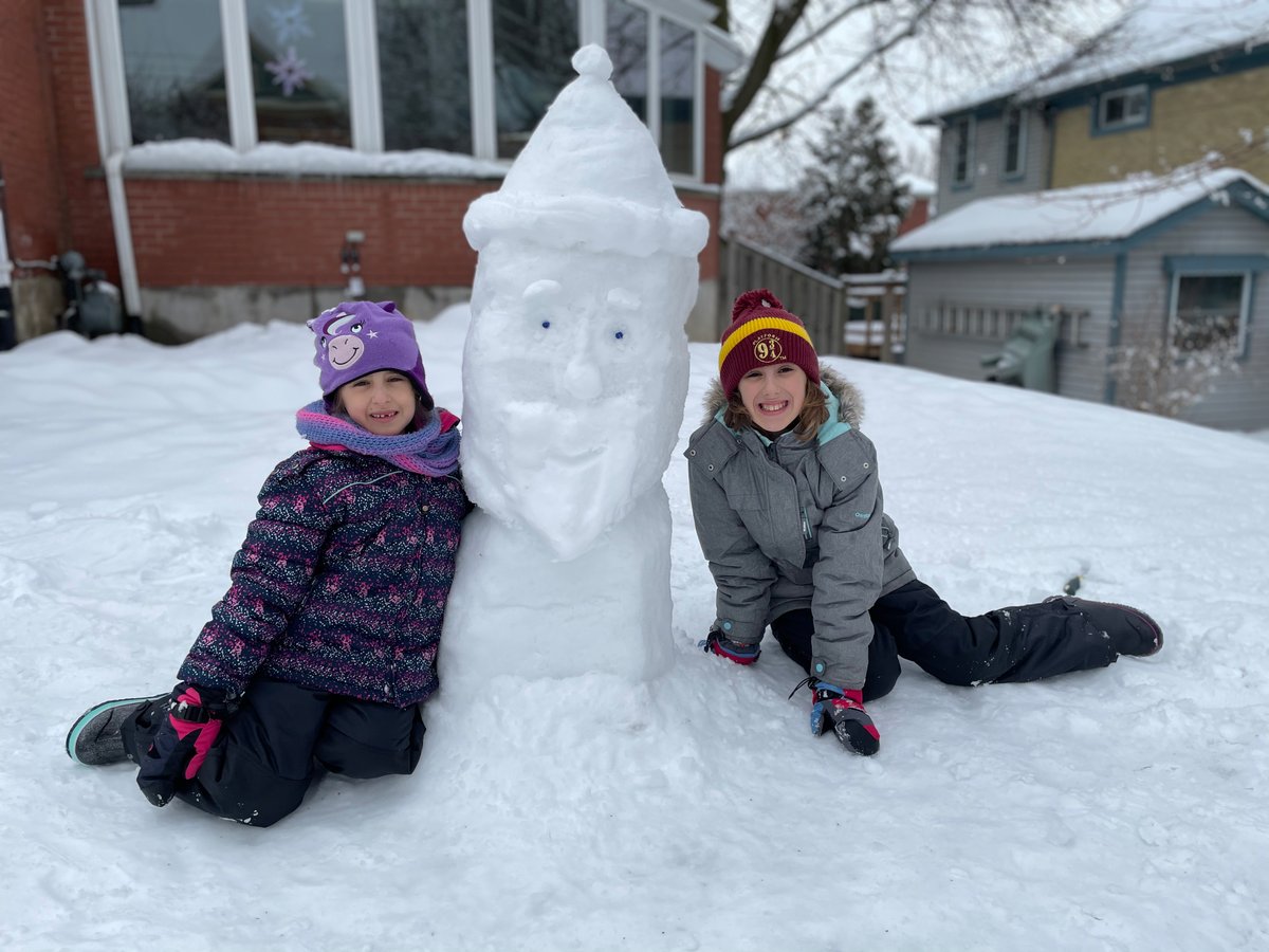 Lyndsay_CTV's tweet photo. He's known for his impressive displays in #KWawesome, and now @Matthew_Morris is helping people across North America enjoy this pandemic winter. He carved out some time to share his skills with @CTVToronto and shows us his virtual #SnowSculptingClub tonight in #TorontoTogether ☃️ https://t.co/CNxC0Cpt0L