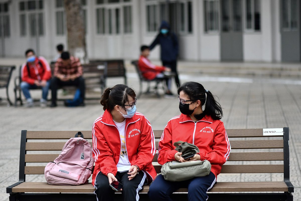 One group was supplied with 2 disposable masks daily and another with 5 cotton masks that they were supposed to wash and reuse.Cloth-mask wearers were 13 times more likely to have come down with flu-like illnesses than the disposable-mask wearers  http://trib.al/9gbqte3 