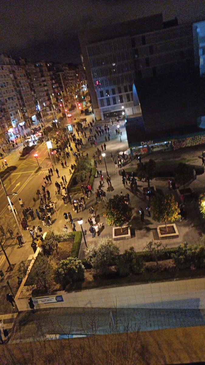 VictorSegovia__'s tweet photo. Granada no deja de temblar. 
Los ciudadanos estamos en la calle, lo estamos pasando bastante mal. 
Si esto estuviera pasando en Madrid todas las cadenas estarían cubriendo la situación. 
No es justo. NECESITAMOS INFORMACIÓN #TerremotoGranada https://t.co/xjNXBb3SOe