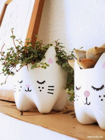 Así que si alguna vez vuelves a leer "artefacto ritual" recuerda a Janet Stephens y piensa en que seguramente eso lo encontró un académico y no tiene ni idea del uso que se le daba en realidad.¿Serán estás macetas las representaciones de los dioses del futuro?