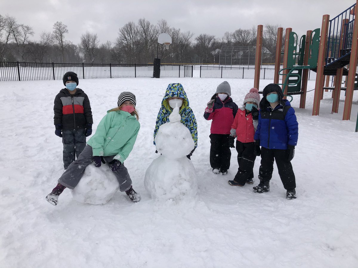 PerelliMiss's tweet photo. Ss had a great time playing in the snow at recess today! Nothing makes me happier than seeing them happy 🤗 https://t.co/hAVGHKnx3N