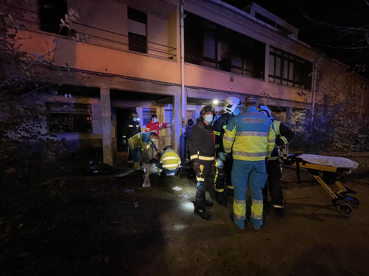 112cmadrid's tweet photo. #SUMMA112 continúa durante 5 minutos más realizando reanimación cardiopulmonar avanzada logrando revertir la parada. La paciente es intubada y trasladada muy grave con preaviso al Hospital 12 de Octubre. Investiga @PoliciadeGetafe https://t.co/6Y4bRJT87C