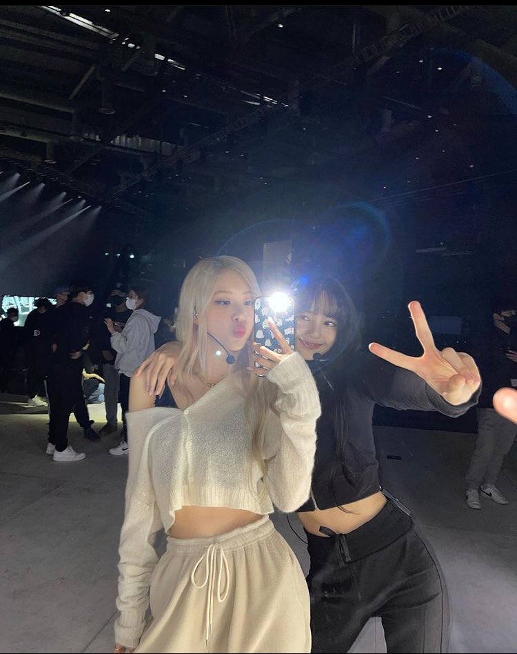 Mimnilee's tweet photo. ตื่นมาเจออะไรแบบนี้ก็ยิ้มแก้มแตกสิ  พอลิซ่าเจอดราม่าทีไร เขาก็ออกมาแบบนี้ตลอด เนี่ยเขารักกัน #chaelisa ตำแหน่งสะใภ้ไทย ตะไปไหนเสีย https://t.co/WRuM8Siwg4