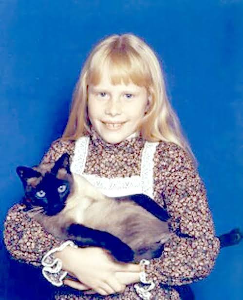 bartsnz's tweet photo. Jimmy Carter’s daughter Amy owned a cat named Misty Malarkey Ying Yang while they were living in the White House. MALARKEY! 😆
#FirstCat #FirstPets https://t.co/8EEv45g2Em
