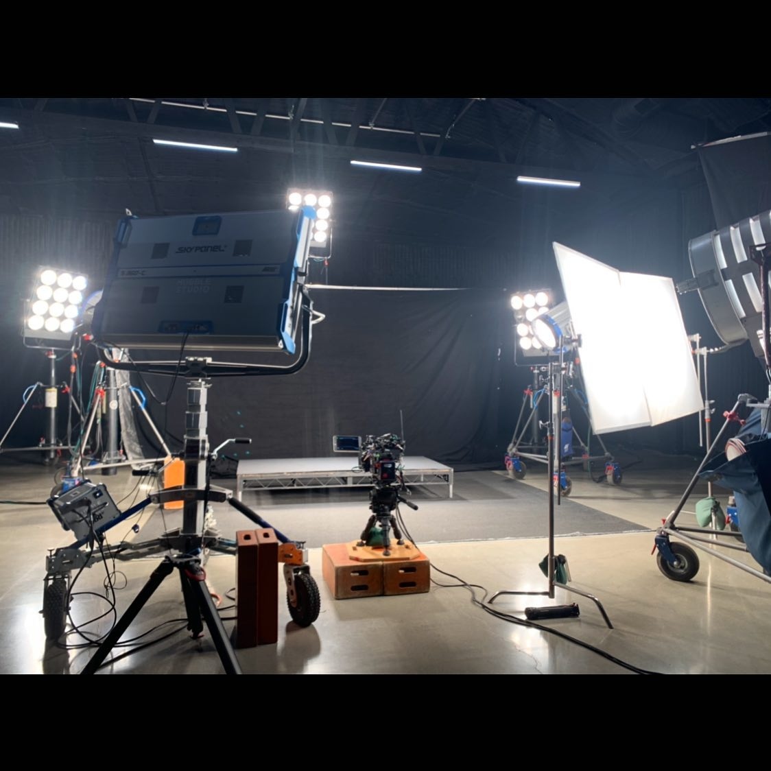 MACCAMinc's tweet photo. Little high speed action the other day with @badboyelectric
#arri #badboyelectric #commercial #electric #local728 #local80 #local600 #setlighting #arri #skypanel #maccam #gafferlife #lightingandgrip #setlightingtechnician #filmspark #biglights #highspeedfilming #keygrip https://t.co/KNeClZyVNg
