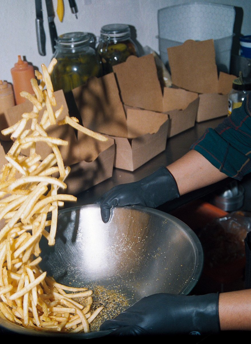 BurgerGangMX's tweet photo. 𝗫𝘁𝗿𝗮 𝗳𝗿𝗶𝗲𝘀 🍟 ó 𝗰𝗵𝗲𝗱𝗱𝗮𝗿 𝗳𝗿𝗶𝗲𝘀 🧀?
𝐦𝐚𝐝𝐞 𝐟𝐨𝐫 𝐬𝐡𝐚𝐫𝐢𝐧𝐠! 😋

Pide vía 𝗪𝗛𝗔𝗧𝗦: 𝟱𝟱 𝟯𝟳𝟭𝟬 𝟱𝟬𝟭𝟰 📦 
Link: https://t.co/EfKcaQIgz1 

• 𝐃𝐄𝐋𝐈𝐕𝐄𝐑𝐘 (Llegamos a toda la 𝗖𝗗𝗠𝗫) 🛵
• 𝐏𝐈𝐂𝐊 &amp; 𝐆𝐎! https://t.co/jvIGkfy0He