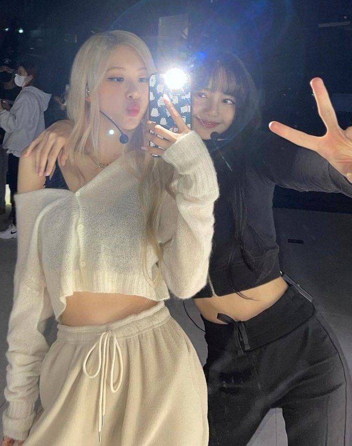 Rosebeb2's tweet photo. มือที่โอบไหล่             มือที่กอดเอว

 #Chaelisa https://t.co/9MJP02EEwY