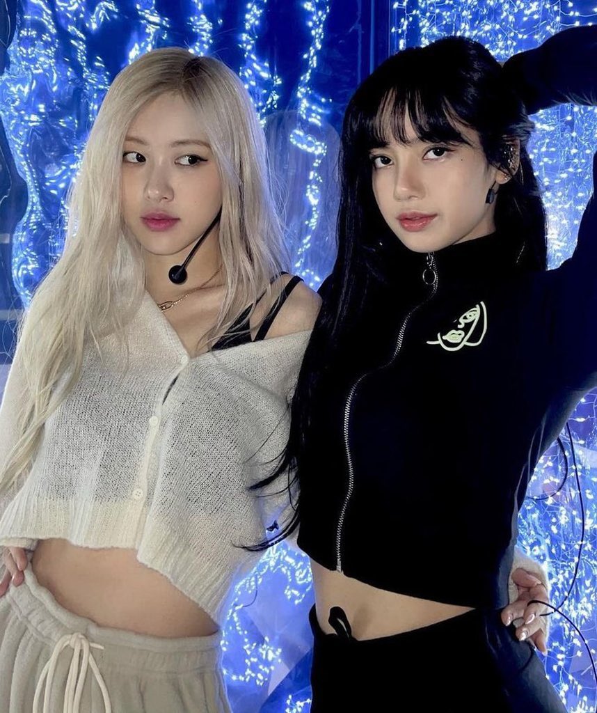 Rosebeb2's tweet photo. มือที่โอบไหล่             มือที่กอดเอว

 #Chaelisa https://t.co/9MJP02EEwY