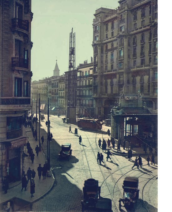 Madrid: Cómo era en los años 20. Cómo lucirá... ¿Quién quiere el monumental templete diseñado por A. Palacios para el ascensor del Metro Gran Via, si puede tener una réplica del todo a 100 tamaño kiosko de pipas...? Bochorno de ciudad.