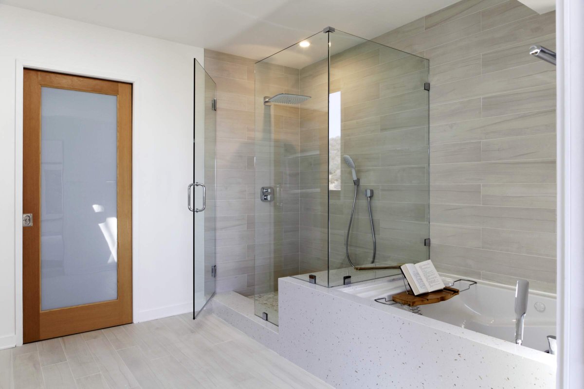 marcorufo's tweet photo. The feeling here is so relaxing and zen-like. That tub is simply to die for. But the overall design here is clean and calming and stunning.
#bathroomdesign #homedesign #bathtub #shower #glassshower #whitetub #greyfloor #greyshowerwall #wooddoor #frostglassdoor https://t.co/aqUKRd6GCp