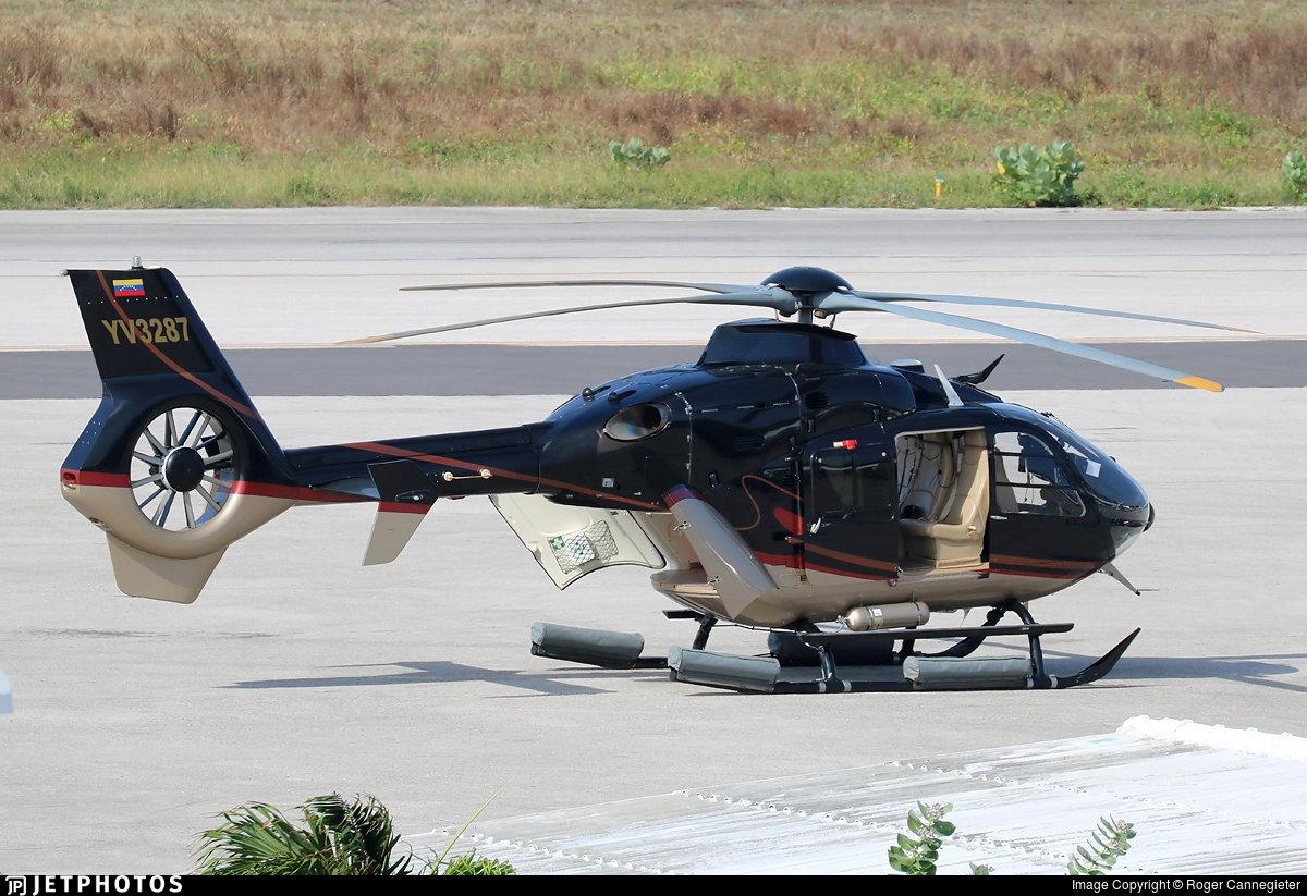 Arr3ch0's tweet photo. El Eurocopter EC135 #YV3287 de Grupo Ven-Inter 212 C.A. que acaba de aterrizar en Maiquetía procede de Punto Fijo vía Coro. Me pregunto si estaba reunido con los pasajeros del sancionado LJ45 #YV2565 de PDVSA que hizo la misma ruta hace un rato.
#Venezuela https://t.co/pGKEIeCUQW