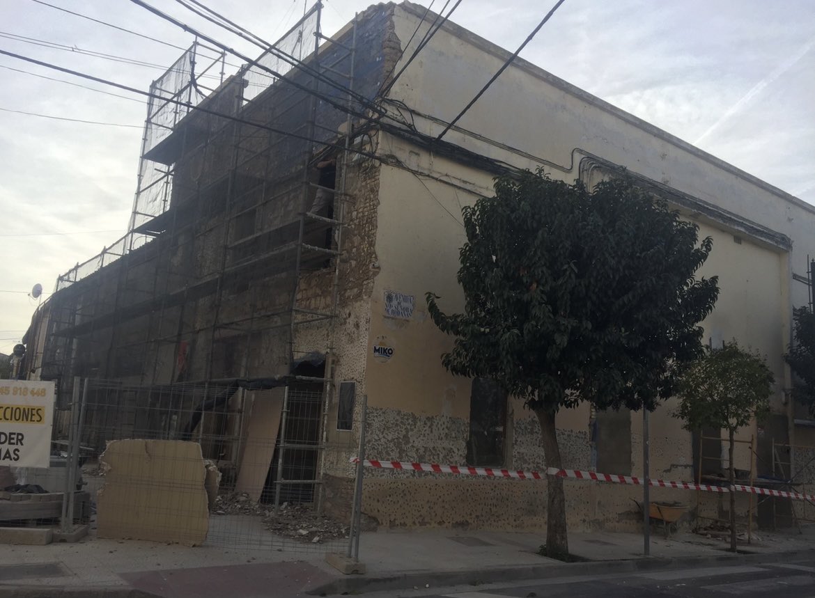 Restauración de las fachadas de edificio en Epila (Zaragoza) con sistema de ⁦<a href="/SikaSpain/">Sika España</a>⁩ compuesto por capa base #Cotegran Imprimación + acabado decorativo y de protección #Cotegran 2000 suministrado por distribuidor  #Sika