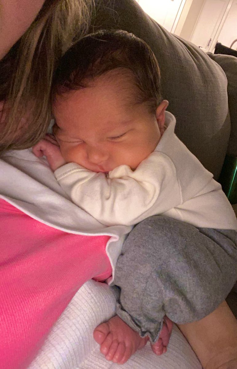 hopea___'s tweet photo. I think my baby forgot she’s no longer in the womb https://t.co/ADodisC95n