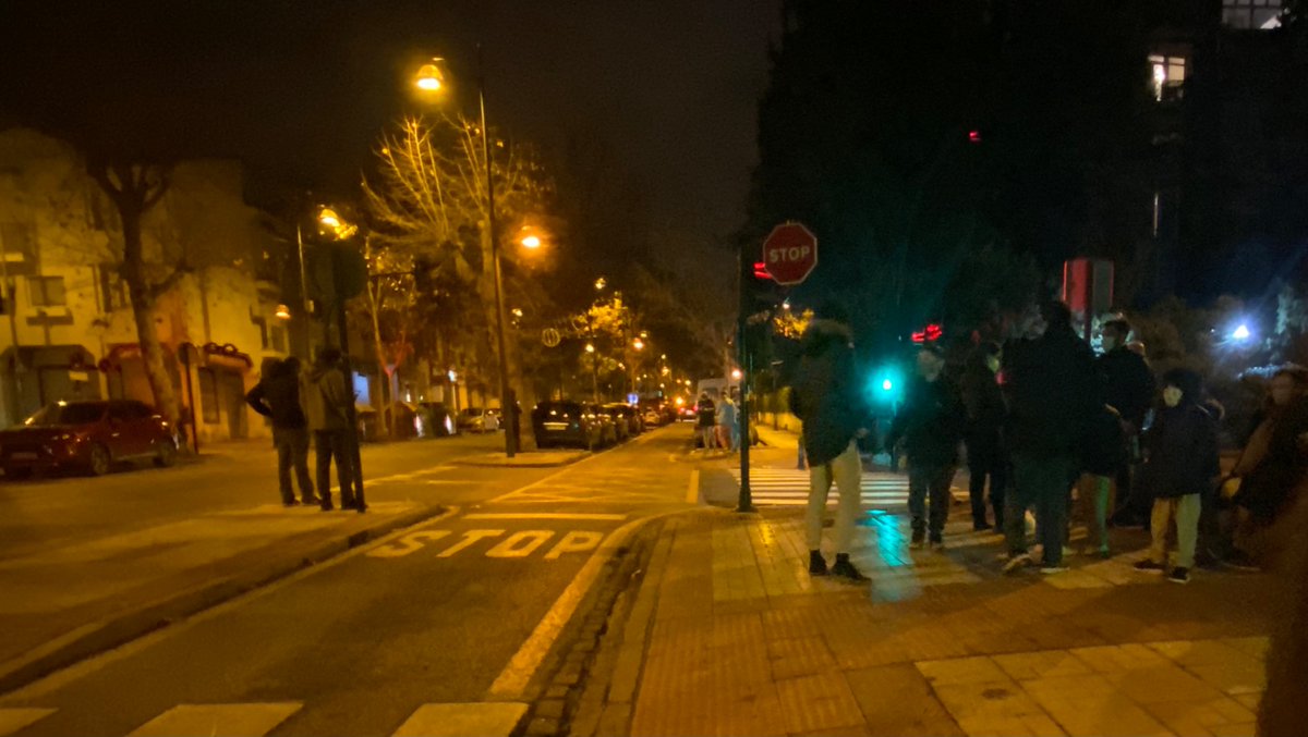 mediarnolitigar's tweet photo. #TerremotoGranada
Granada tiembla y la gente sale a la calle https://t.co/M9XUcfP9nH