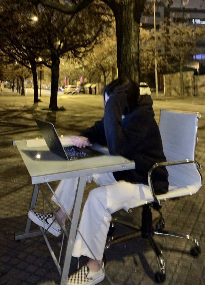 ceciarmy's tweet photo. Cuando tienes un examen al día siguiente pero te pilla un terremoto #Granada https://t.co/KWunL40HtA