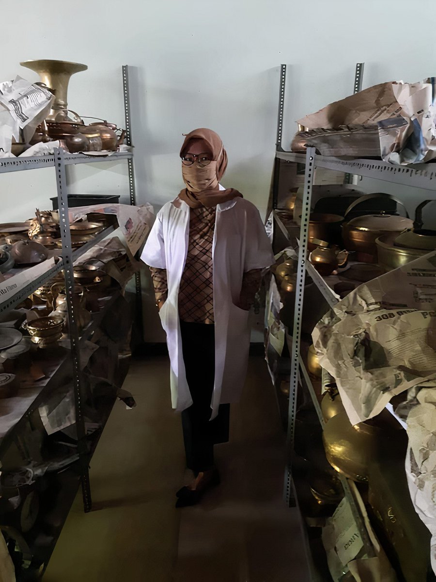 potretlawas's tweet photo. Ratusan koleksi Museum Sulawesi Tenggara hilang dicuri, Senin malam lalu.

Sekilas dari foto, 2 rak yang mulanya penuh aneka artefak logam telah kosong melompong. Ruang penyimpanan disebut hanya digembok, tanpa penjaga dan CCTV.

Dari FB pribadi pegawai: https://t.co/urVRBOOY16 https://t.co/kQnrb8zAkU