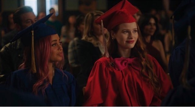eldevairupdates's tweet photo. The 3rd episode of #riverdaleseason5 is named graduation, it will remind me of season 2 ep 1 when Fred Andrews think he won’t see Archie’s graduations. 
We miss you #LukePerry 🥺 https://t.co/60HkZUqxsO