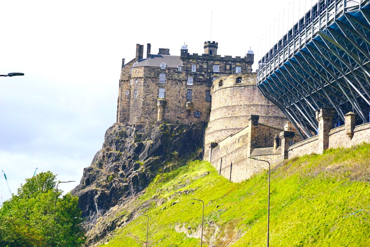 あっこぷ 海外情報 Nzライター イギリス最北部にあるスコットランド エジンバラは中世の街並みが残り 旧市街全体が世界遺産登録されています ハリーポッターの作者j K ローリングが作品を書き上げた街としても有名 ホグワーツ