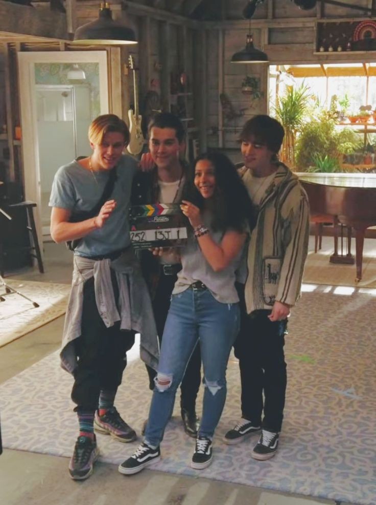 kit_kat_831's tweet photo. NETFLIX PLEASE BRING MY FAVORITE BAND BACK. I NEED MY FAVORITE PEOPLE BACK!!! ❤❤❤ 
NETFLIX BRING BACK JATP #JulieAndThePhantoms #JATP https://t.co/EYr5c4HSX2