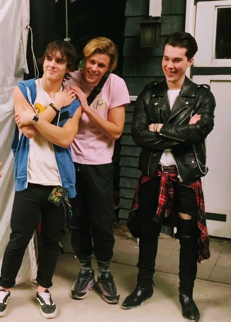 kit_kat_831's tweet photo. NETFLIX PLEASE BRING MY FAVORITE BAND BACK. I NEED MY FAVORITE PEOPLE BACK!!! ❤❤❤ 
NETFLIX BRING BACK JATP #JulieAndThePhantoms #JATP https://t.co/EYr5c4HSX2