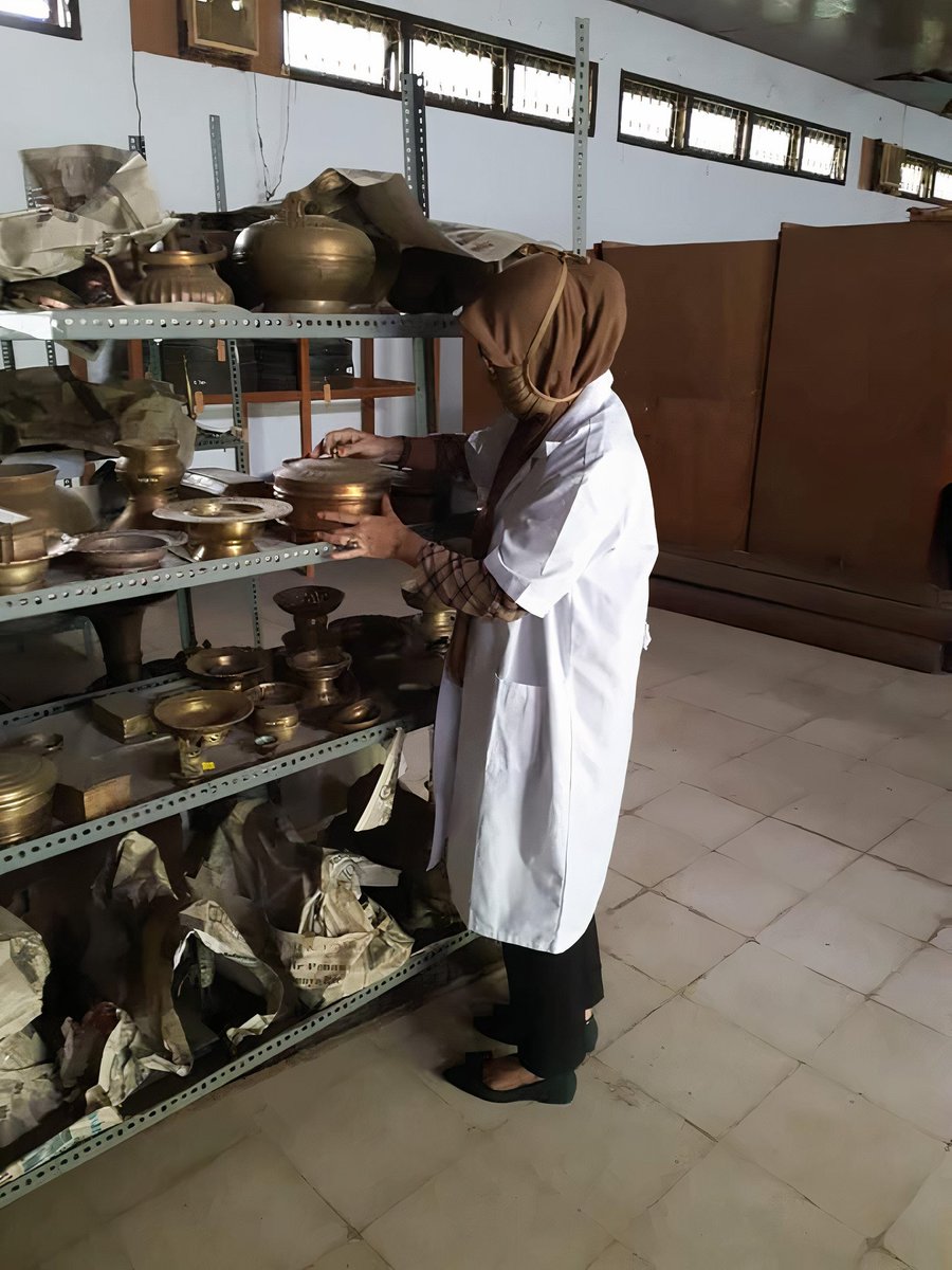 potretlawas's tweet photo. Ratusan koleksi Museum Sulawesi Tenggara hilang dicuri, Senin malam lalu.

Sekilas dari foto, 2 rak yang mulanya penuh aneka artefak logam telah kosong melompong. Ruang penyimpanan disebut hanya digembok, tanpa penjaga dan CCTV.

Dari FB pribadi pegawai: https://t.co/urVRBOOY16 https://t.co/kQnrb8zAkU