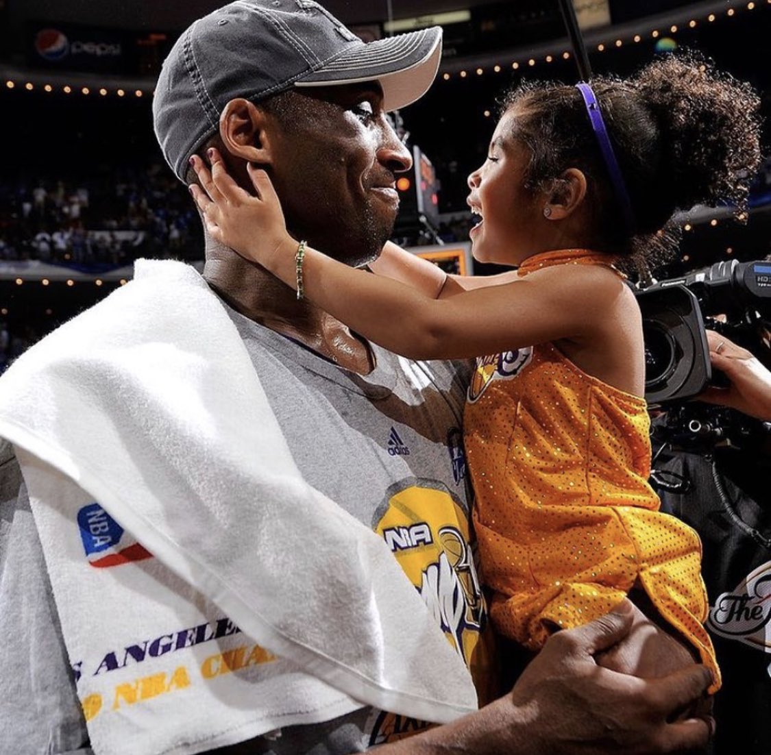 dreamersunite_'s tweet photo. #foreverangels Lifting up prayers and sending love to the Bryant family and to all the families who suffer from this tremendous loss. ๐๐ฝโค๏ธ https://t.co/K0s03sxRK7