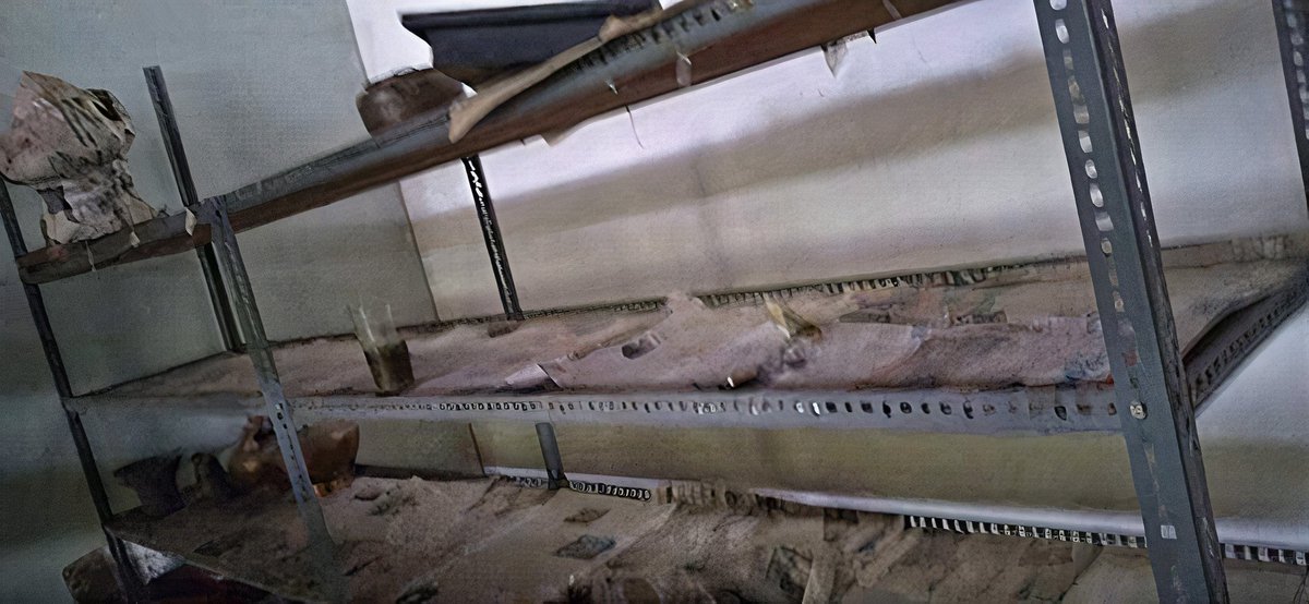 Ratusan koleksi Museum Sulawesi Tenggara hilang dicuri, Senin malam lalu.

Sekilas dari foto, 2 rak yang mulanya penuh aneka artefak logam telah kosong melompong. Ruang penyimpanan disebut hanya digembok, tanpa penjaga dan CCTV.

Dari FB pribadi pegawai: facebook.com/story.php?stor…