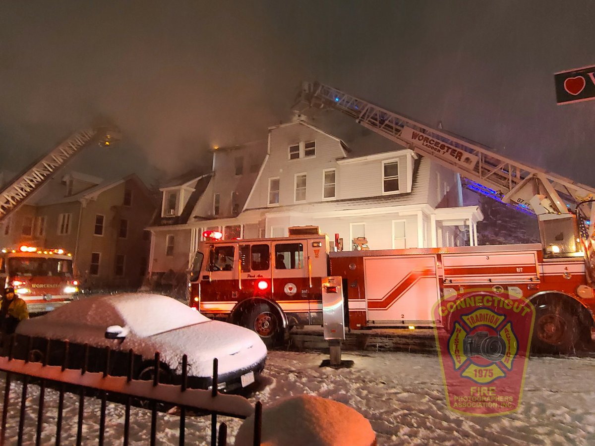 ctfirephoto's tweet image. Happening now! We have CFPA member Paul Shea (@pauls612) on the scene of a three alarm, private dwelling fire in Worcester, MA.