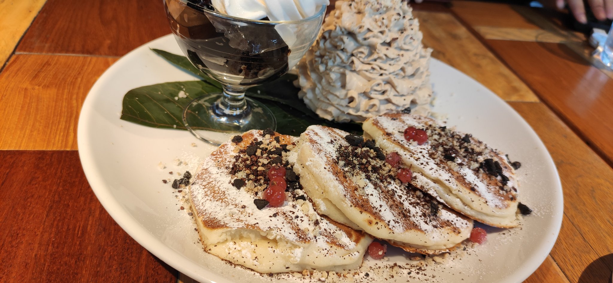 Hiro コナズ珈琲八幡店で コナズkona農園パンケーキ 北九州にオシャレなパンケーキがあるってことで パパらと八幡へ ハワイアンなお店で 大きなソファーなど ラグジュアリーな店内 パンケーキも映え映えで これは流行る 流行ってる パンケーキ