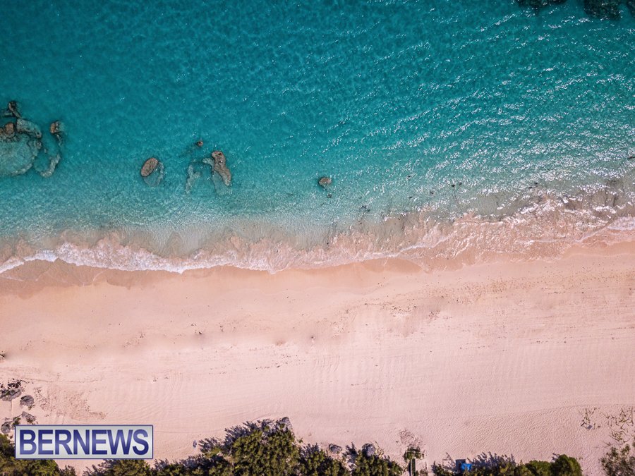 bernewsdotcom's tweet photo. The amazing colours of #Bermuda beaches as seen from overhead. #ForeverBermuda #BermudaAerial https://t.co/Dbdpu87eB3